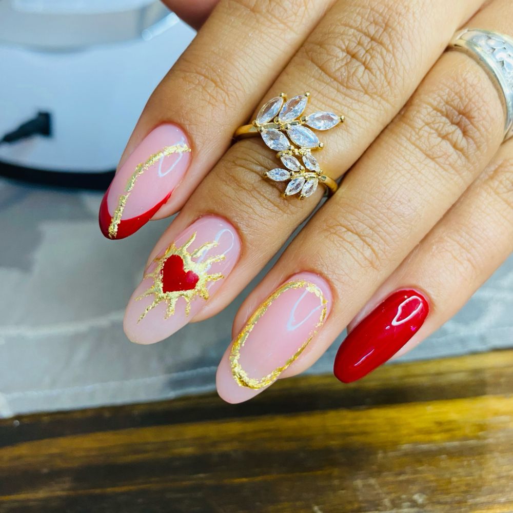 Uñas rojas con corazón y oro