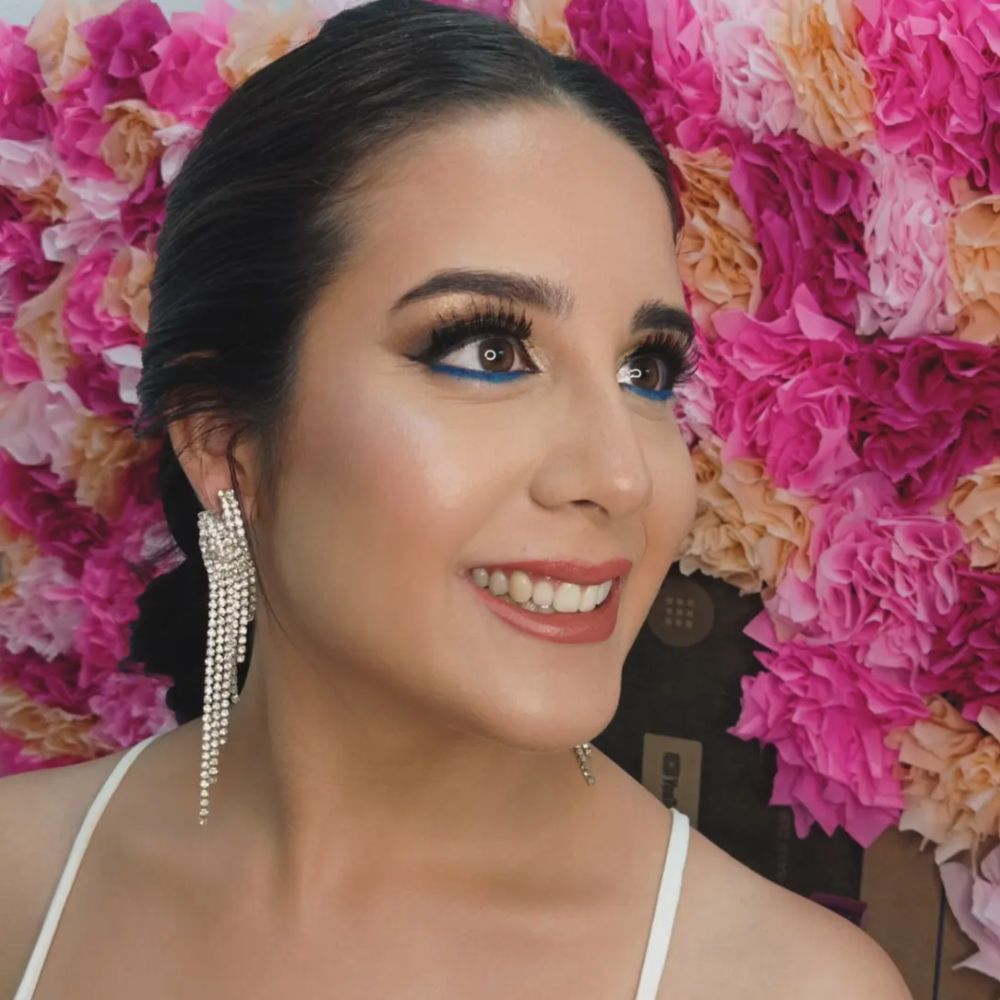 Clienta con maquillaje social y delineado azul