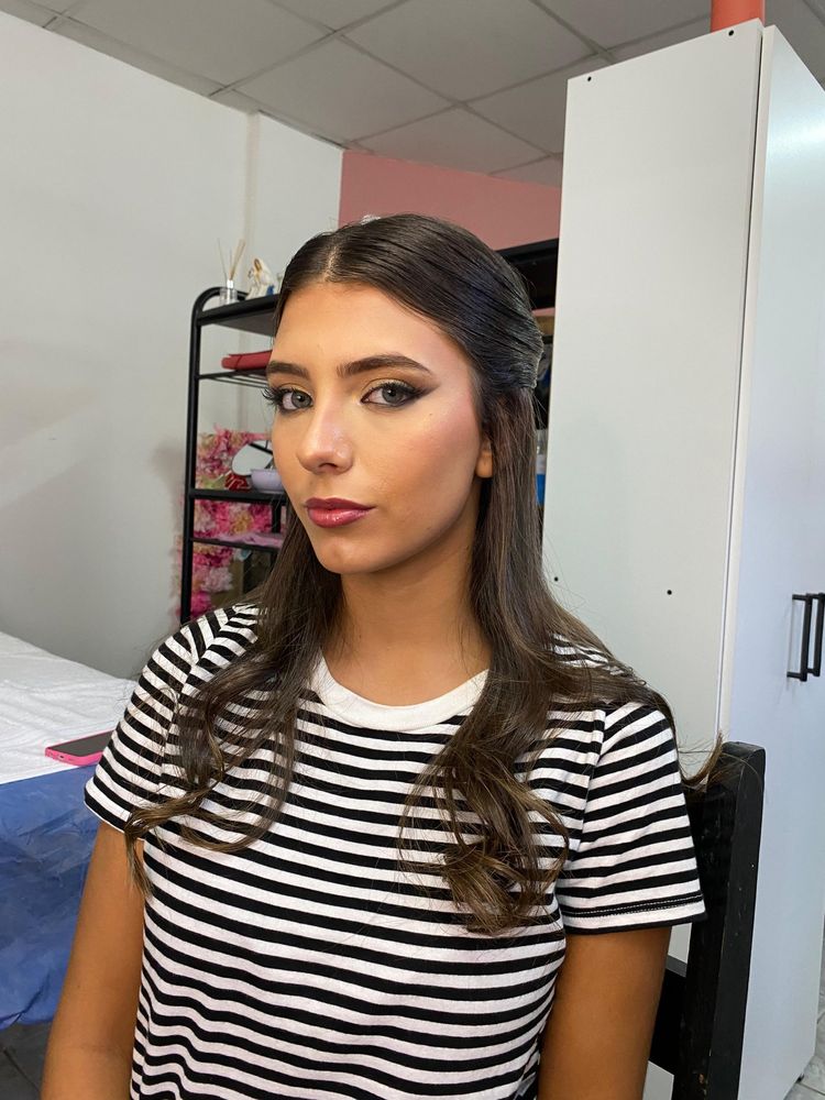 Maquillaje social con delineado ahumado