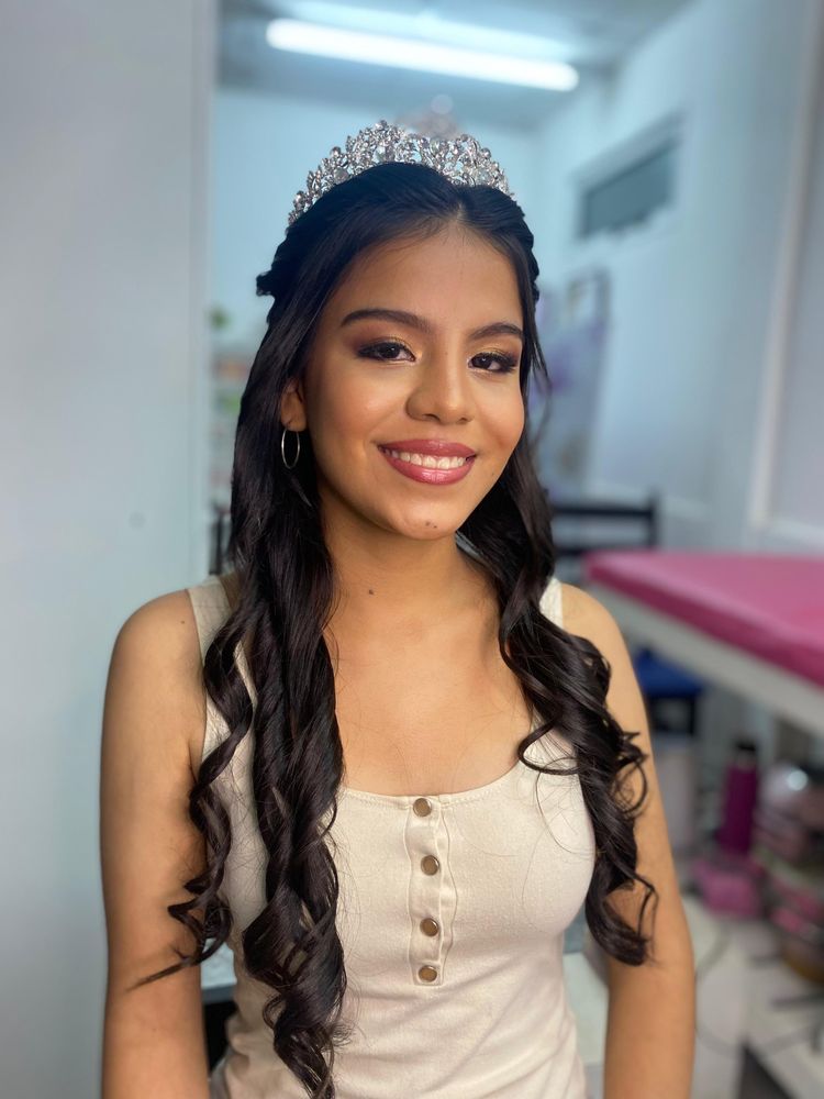 Maquillaje y peinado de quinceañera