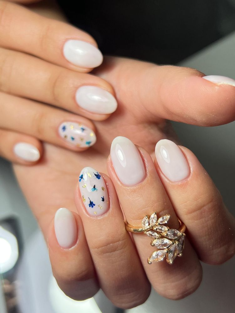 Uñas blanco lechoso con flores secas