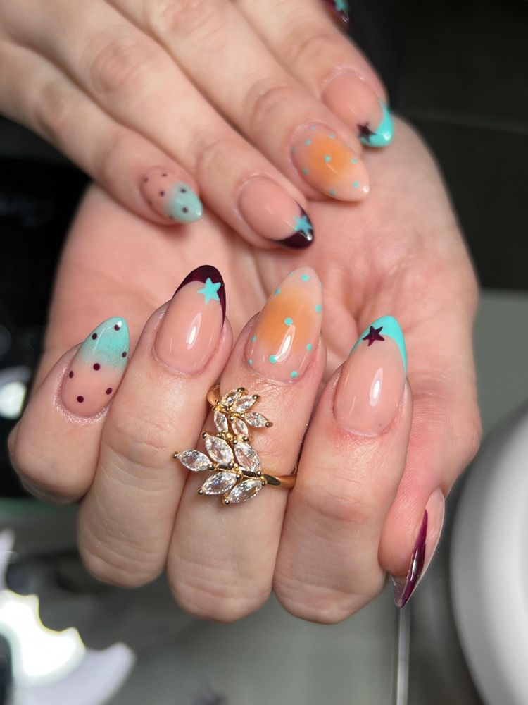 Uñas con estrellas y lunares