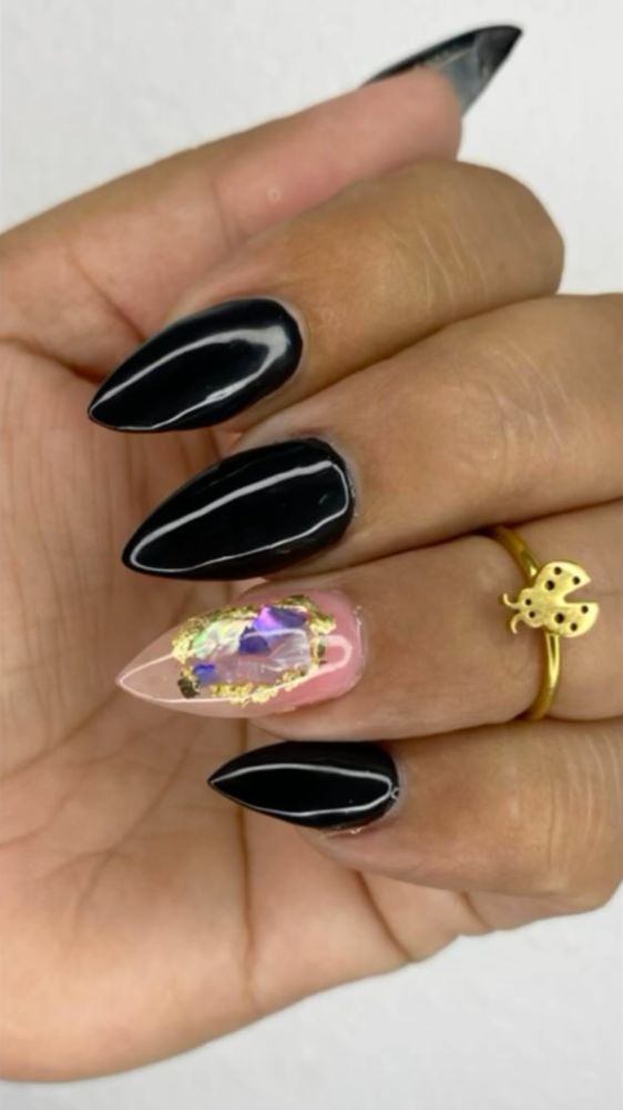 Uñas negras almendradas con piedra